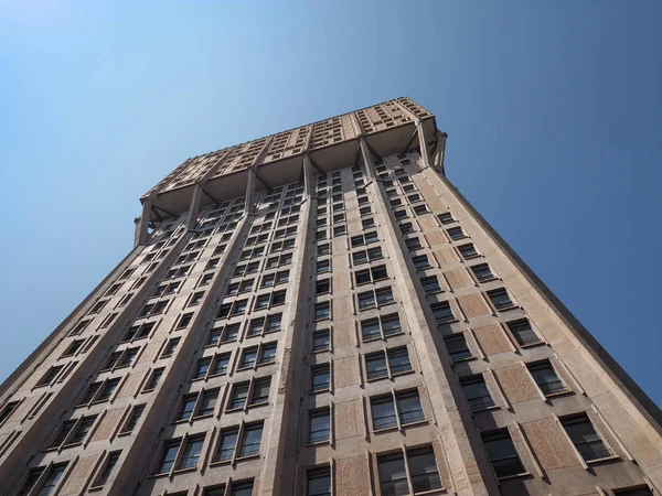 Milan, İtalya - Nisan 2018 yaklaşık: Torre Bbpr tarafından 1955 yılında tasarlanmış Velasca İtalyan yeni brutalist mimarisinin şaheseri olduğunu