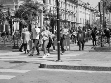 Milan, siyah ve beyaz şehirdeki insanların Merkezi