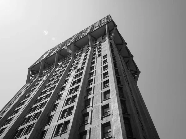 Torre Velasca v Miláně, černá a bílá — Stock fotografie