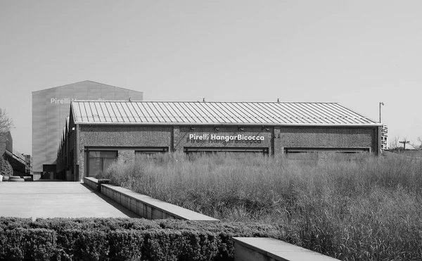 Hangar Bicocca à Milan, noir et blanc — Photo