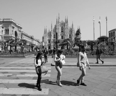 Milan, siyah ve beyaz şehirdeki insanların Merkezi