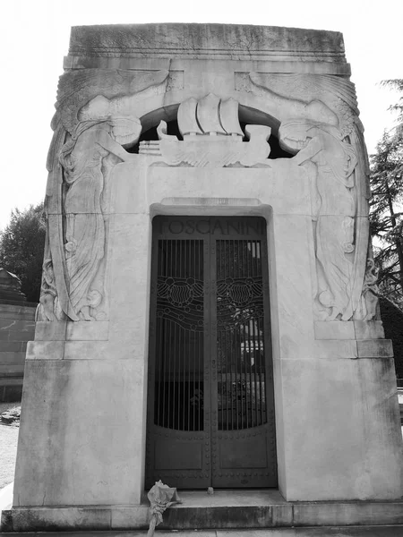 Toscanini graf bij Cimitero Monumentale (monumentale begraafplaats) in Milaan, zwart-wit — Stockfoto