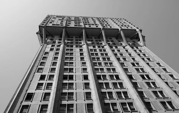 Torre Velasca in Milan, black and white — Stock Photo, Image