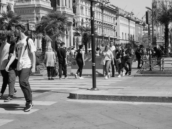 Personas en el centro de Milán, blanco y negro — Foto de Stock