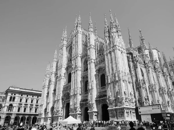 Menschen im Stadtzentrum in Mailand, schwarz und weiß — Stockfoto