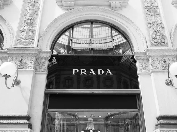 Prada store w Mediolanie, czarno-białe — Zdjęcie stockowe