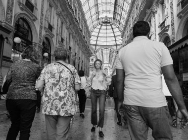 Milan, siyah ve beyaz şehirdeki insanların Merkezi