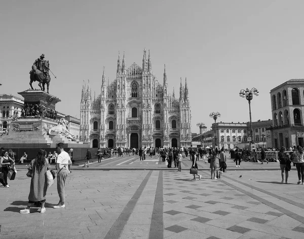 Människor i stad centrum i Milano, svart och vitt — Stockfoto