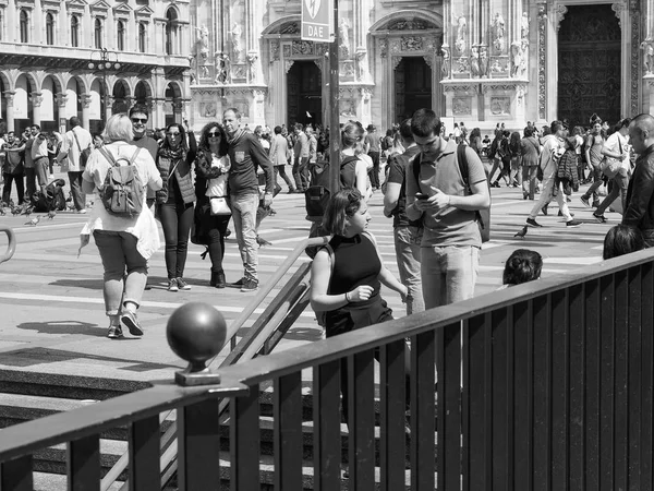 Lidé ve městě centra v Miláně, černá a bílá — Stock fotografie