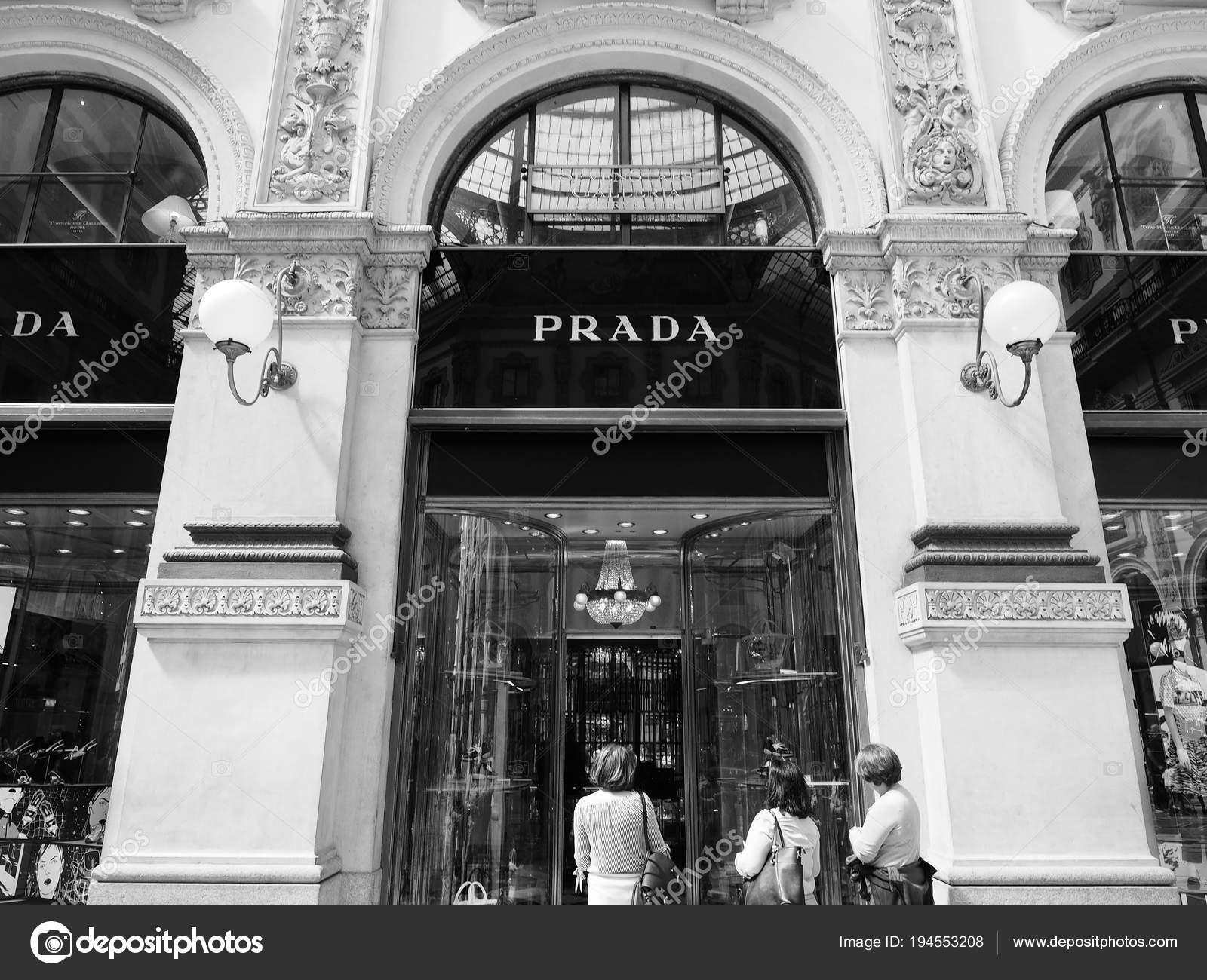 Loja Prada em Milão, preto e branco — Fotografia de Stock Editorial ©  claudiodivizia #194553208