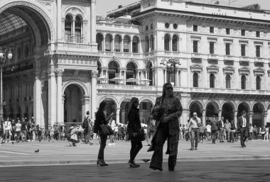 Milan, siyah ve beyaz şehirdeki insanların Merkezi