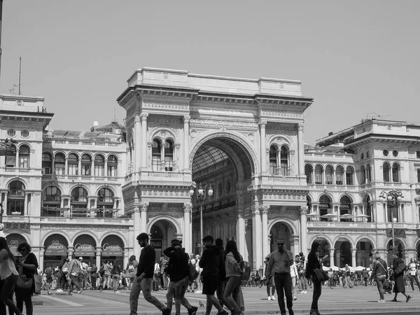 Folk i centrum i Milano, sort og hvid - Stock-foto