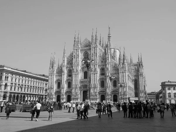Ember a város központ Milánóban, fekete-fehér — Stock Fotó