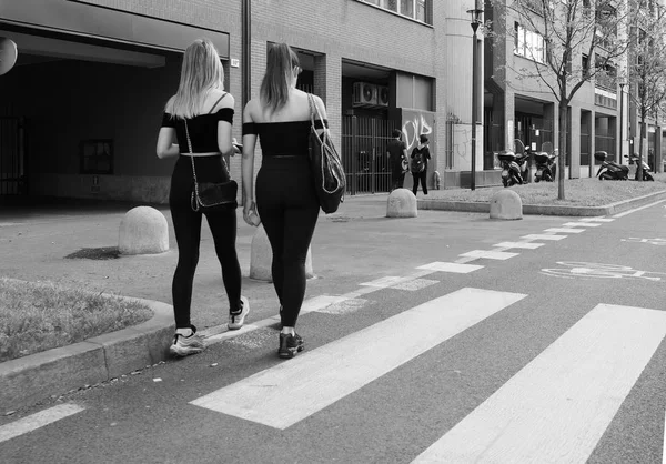 Lidé ve městě centra v Miláně, černá a bílá — Stock fotografie
