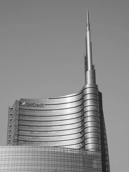Torre Unicredit a Milano, in bianco e nero — Foto Stock