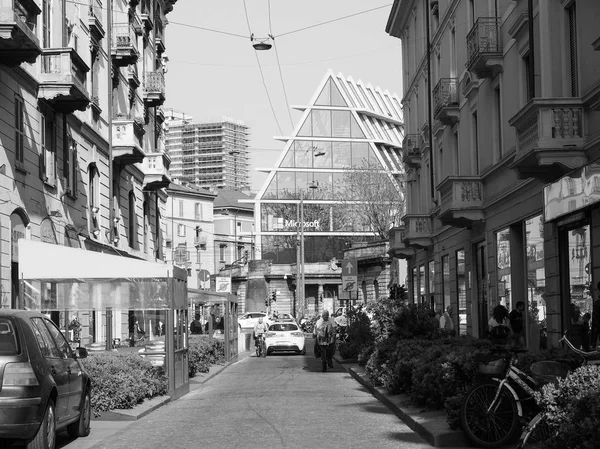 Fundación Feltrinelli en Milán, blanco y negro — Foto de Stock