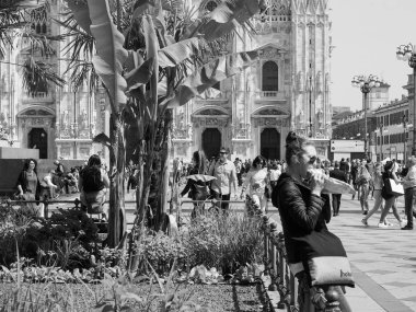 Milan, siyah ve beyaz şehirdeki insanların Merkezi