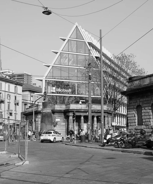 De Stichting Feltrinelli in Milaan, zwart-wit — Stockfoto