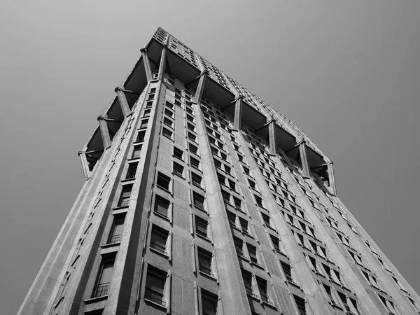 Torre Velasca a Milano, bianco e nero — Foto Stock