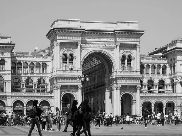 Personnes dans le centre-ville de Milan, noir et blanc — Photo