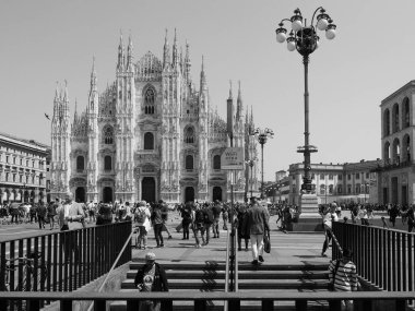 Milan, siyah ve beyaz şehirdeki insanların Merkezi