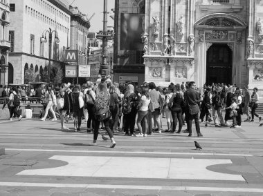 Milan, siyah ve beyaz şehirdeki insanların Merkezi