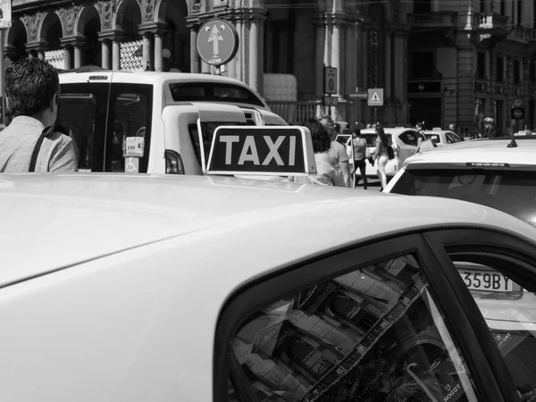 Táxi em Milão, preto e branco — Fotografia de Stock