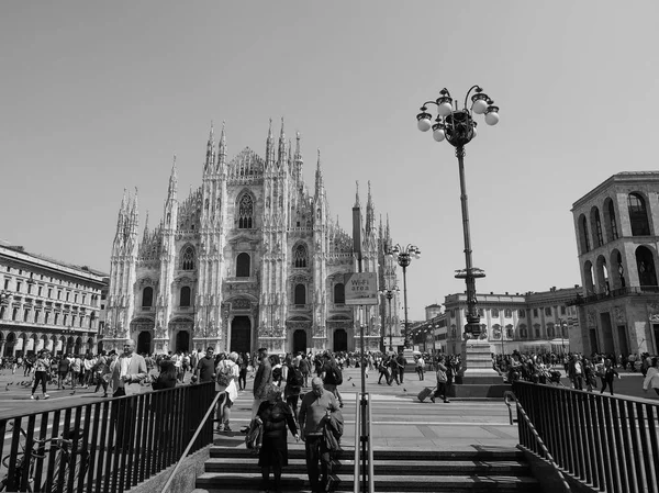 Pessoas no centro da cidade em Milão, preto e branco — Fotografia de Stock