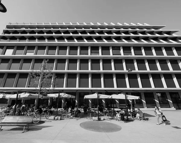 Fondazione Feltrinelli a Milano, in bianco e nero — Foto Stock