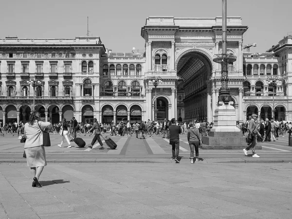 Personnes dans le centre-ville de Milan, noir et blanc — Photo