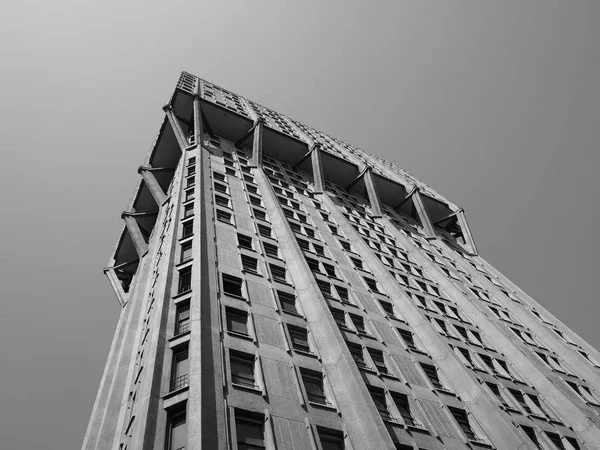 Torre Velasca v Miláně, černá a bílá — Stock fotografie