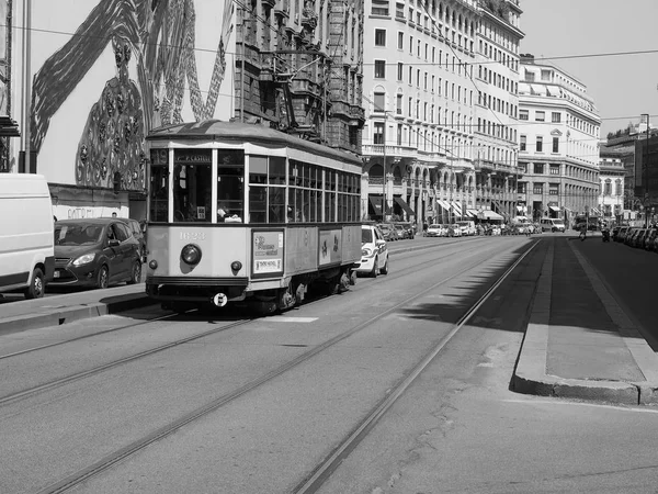 Eléctrico vintage em Milão, preto e branco — Fotografia de Stock