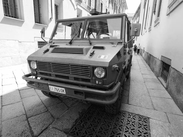 Militaria Pojazd w Mediolanie, czarno-białe — Zdjęcie stockowe