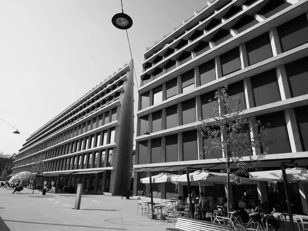 Фонд Фельтринелли в Милане, черно-белый — стоковое фото