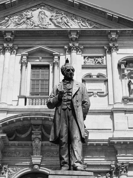 Standbeeld van de Manzoni in Milaan, zwart-wit — Stockfoto