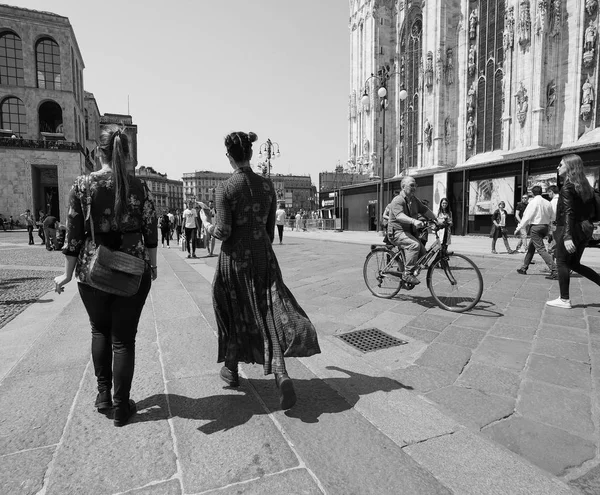 Lidé ve městě centra v Miláně, černá a bílá — Stock fotografie