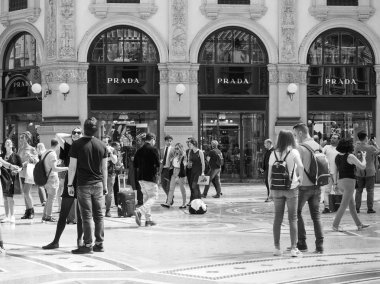 Milan, siyah ve beyaz şehirdeki insanların Merkezi