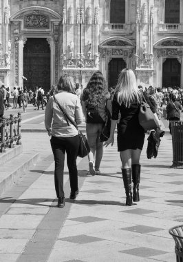 Milan, siyah ve beyaz şehirdeki insanların Merkezi