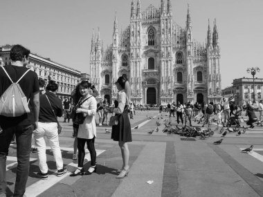 Milan, siyah ve beyaz şehirdeki insanların Merkezi