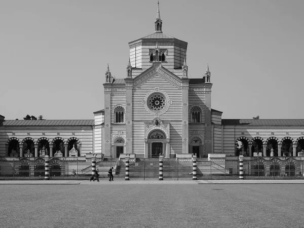 Famedio di Cimitero Monumentale (Pemakaman Monumental) di Milan, hitam dan putih — Stok Foto