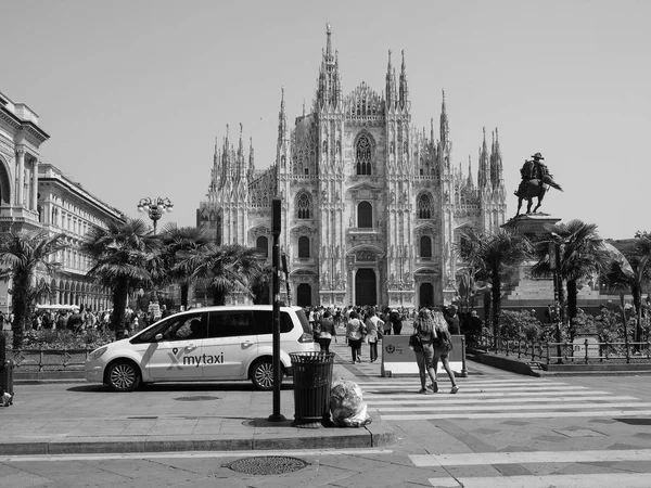 Personas en el centro de Milán, blanco y negro —  Fotos de Stock