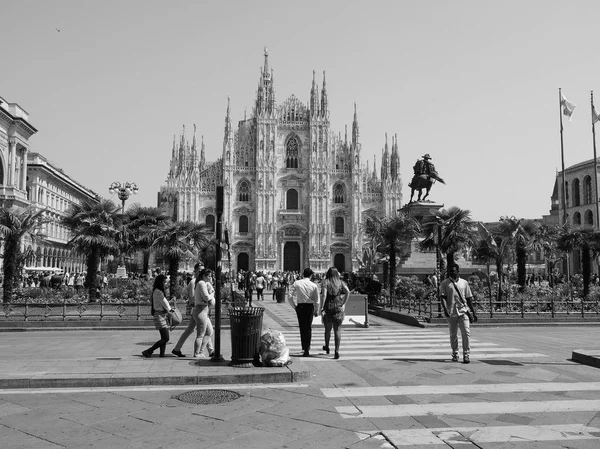 Persone in centro a Milano, in bianco e nero — Foto Stock