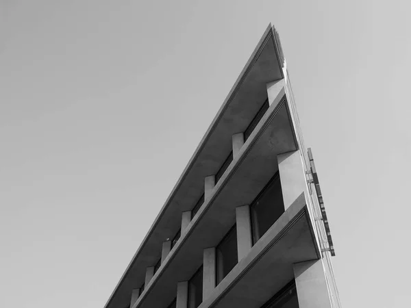 Fundación Feltrinelli en Milán, blanco y negro — Foto de Stock
