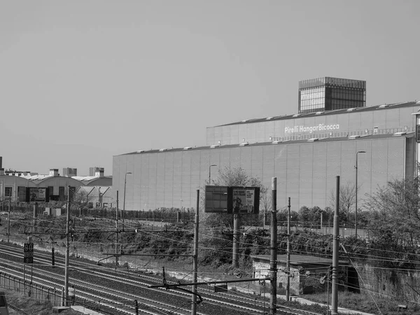 Hangar Bicocca w Mediolanie, czarno-białe — Zdjęcie stockowe