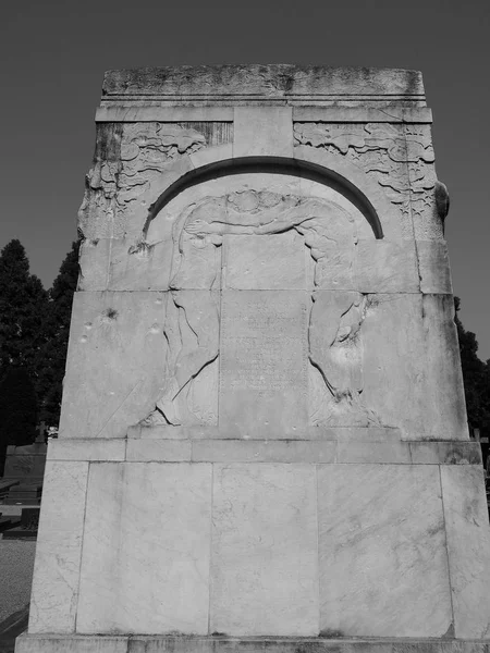 Tumba Toscanini en Cimitero Monumentale (Cementerio Monumental) en Milán, blanco y negro — Foto de Stock