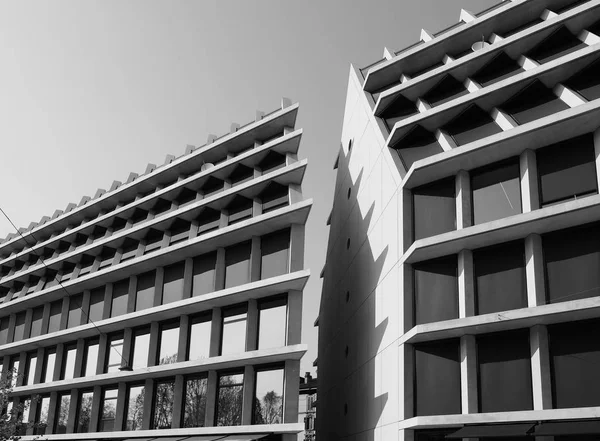 Fondation Feltrinelli à Milan, noir et blanc — Photo