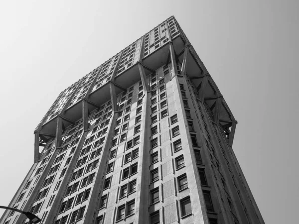 Torre Velasca à Milan, noir et blanc — Photo