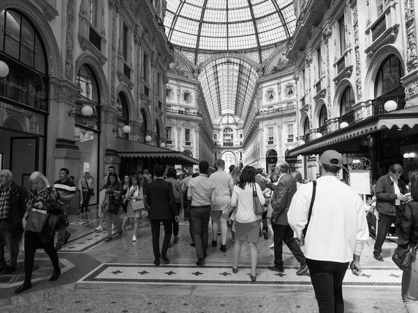 Människor i stad centrum i Milano, svart och vitt — Stockfoto