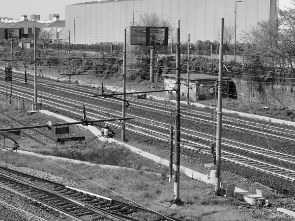 Binario ferroviario a Milano, bianco e nero — Foto Stock