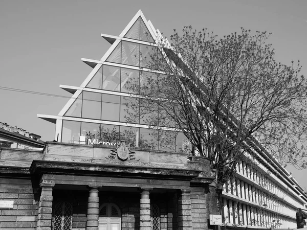 Fondazione Feltrinelli a Milano, in bianco e nero — Foto Stock